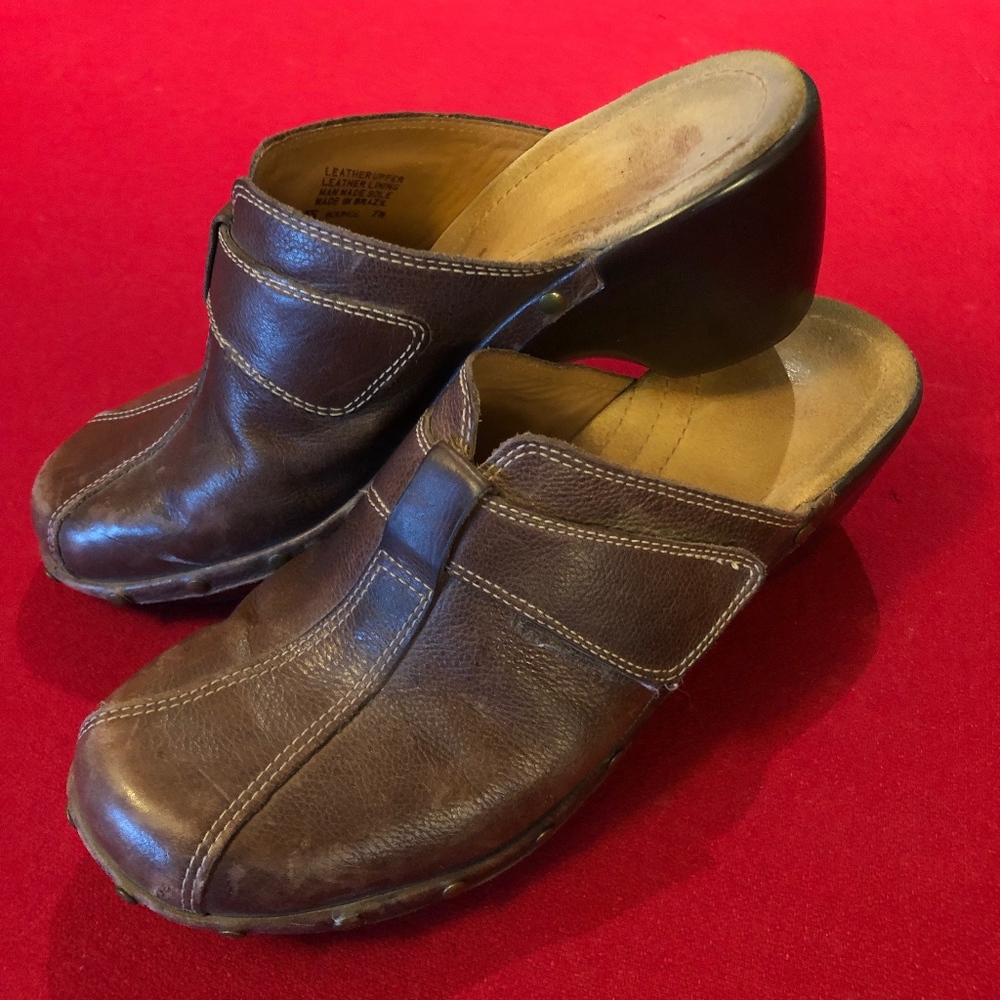 Nuture Brown Clogs